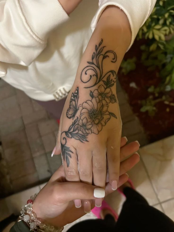 27 Ideas Hand Tattoo : Designs That Redefine Personal Expression