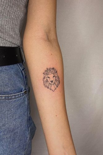 27 Minimalist Lion Tattoo: Subtle Elegance and Symbolism