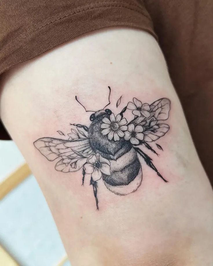 27 Bee Tattoo Ideas for Women & Men: Meaningful Designs from Minimalist & Geometric Styles