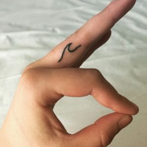 17 Trendy Finger Tattoo Ideas for Women