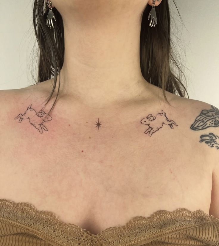 27 Collarbone Tattoo Ideas With Minimalist, Floral, Color, and Fine Line Designs