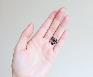 17 Trendy Finger Tattoo Ideas for Women