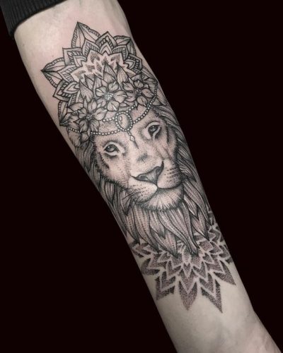19 Express Strength with a Lion Tattoo on Forearm: Design Inspiration