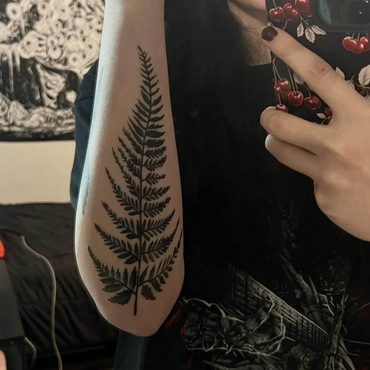 29 Fern Tattoo Ideas: Nature s Most Elegant Lines, From Shoulder Fronds to Hip Vines