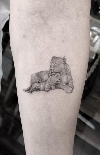 27 Minimalist Lion Tattoo: Subtle Elegance and Symbolism