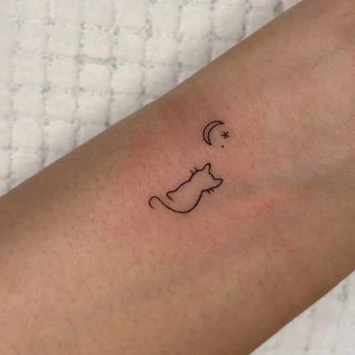 27 Cat Tattoo Ideas for the Finger