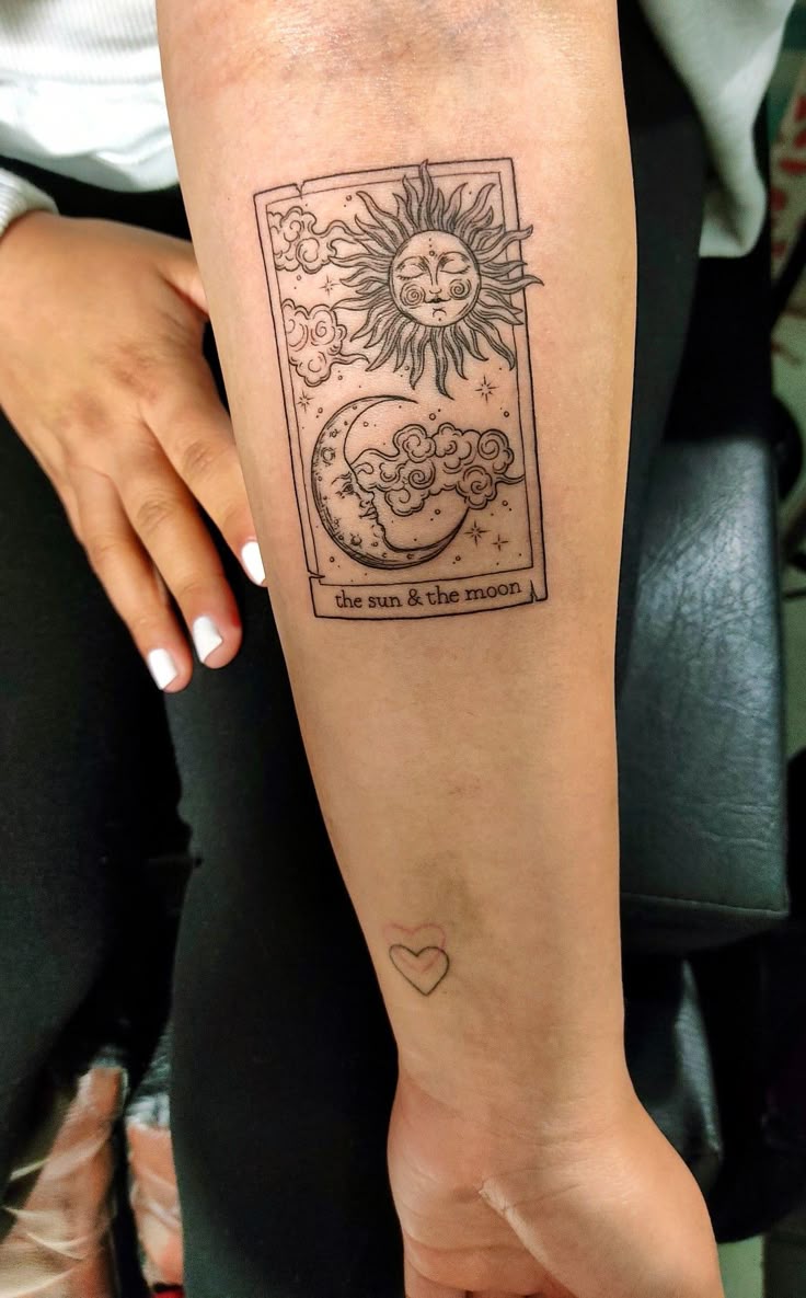 25 Sun Tattoo Ideas  for Men &#038; Women: Unique Designs &#038; Abstract Styles