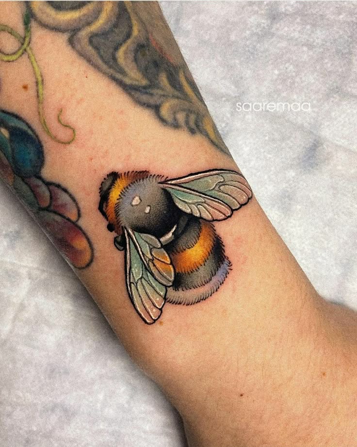27 Bee Tattoo Ideas for Women & Men: Meaningful Designs from Minimalist & Geometric Styles