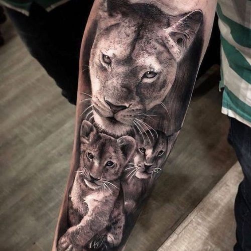 19 Express Strength with a Lion Tattoo on Forearm: Design Inspiration