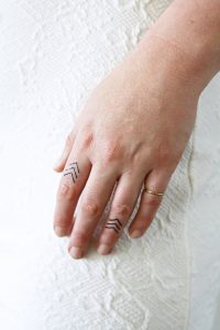 17 Trendy Finger Tattoo Ideas for Women