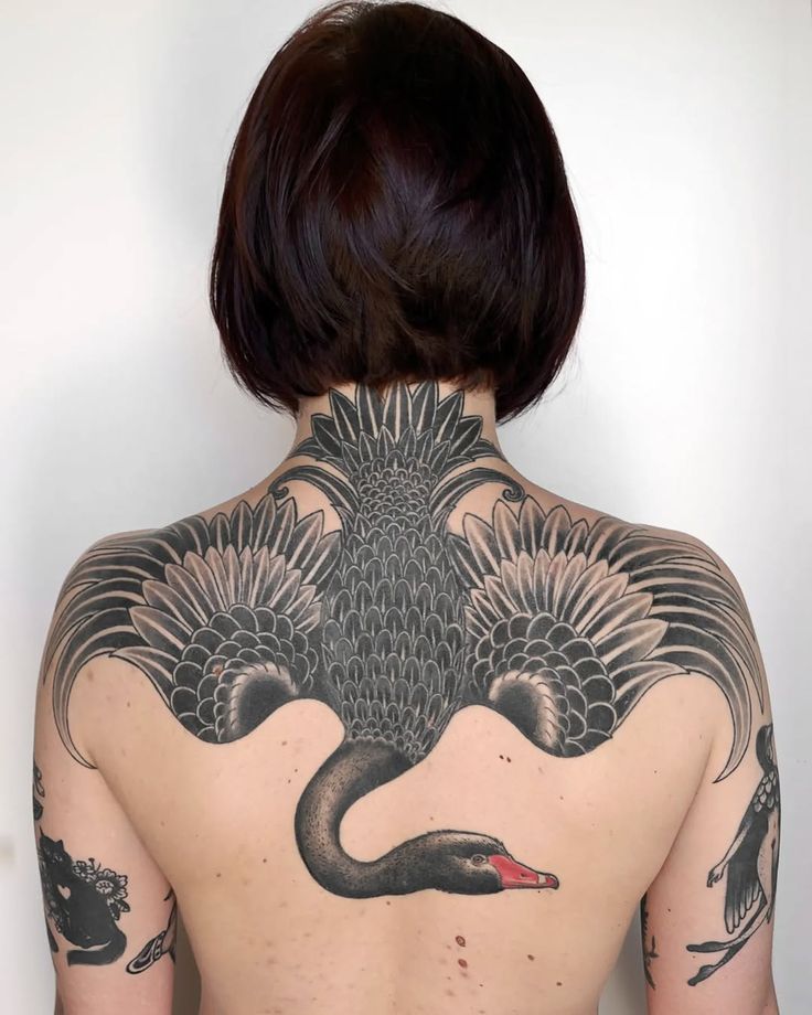 26 Shoulder Tattoo Ideas Women and Men – Ornamental, Fine Line, Eagle, Stencil, and More