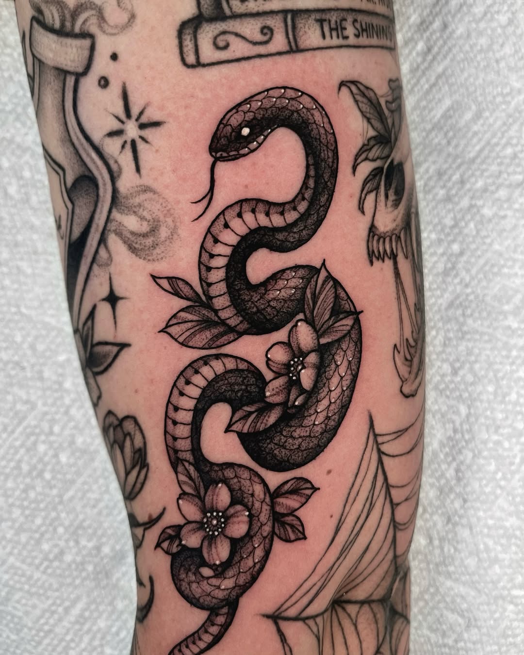 29 Filler Tattoo Ideas: Smart Ways to Close Gaps in Your Sleeve with Flowers, Snakes and Symbols
