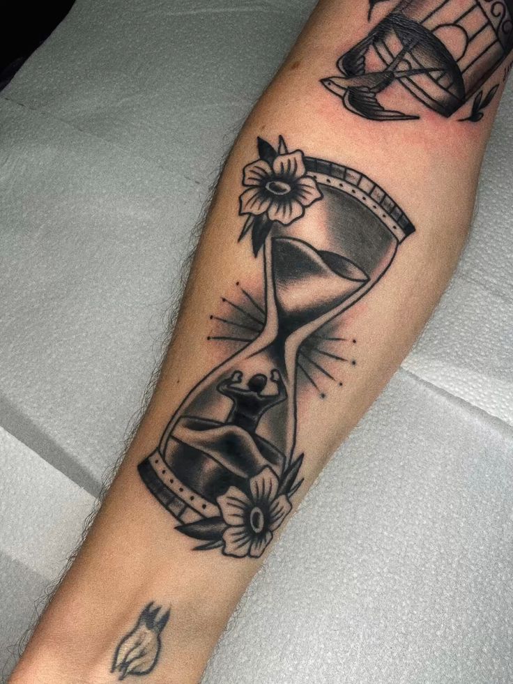 29 Hourglass Tattoo Ideas with Meaningful Designs for Men and Women Minimalist, Feminine, Traditional