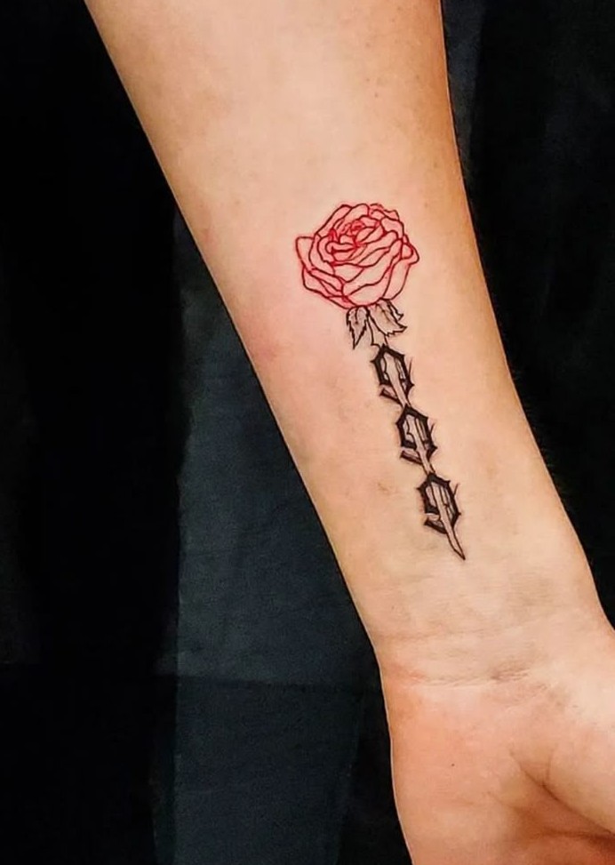 25 Unique Rose Tattoo Ideas for Men and Women with Traditional, Realistic, and Fine Line Design