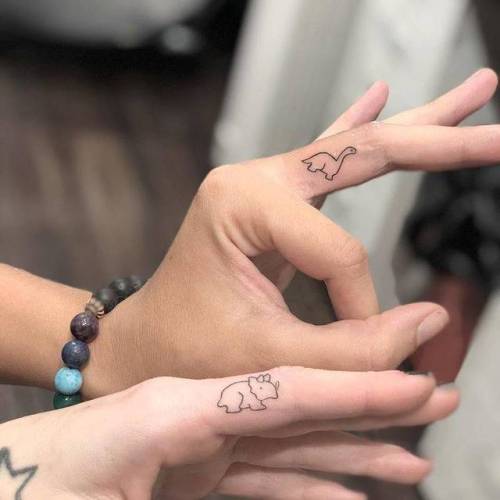 17 Trendy Finger Tattoo Ideas for Women