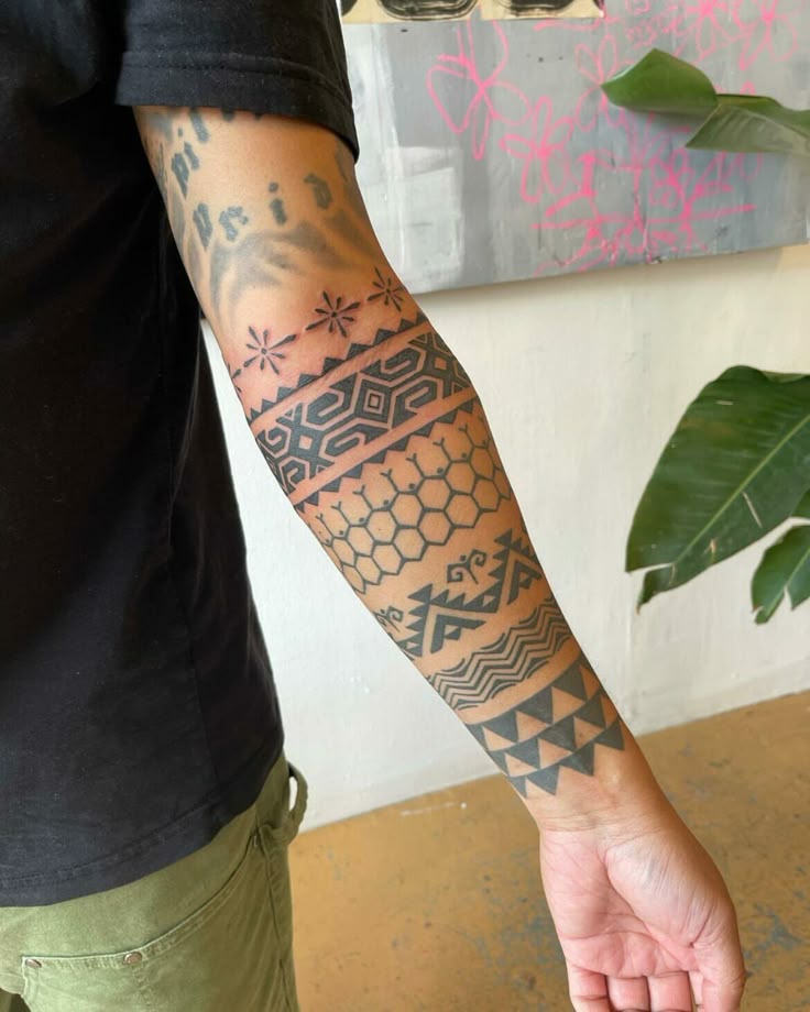 25 Ideas Tribal Tattoo Designs: Bold, Geometric, and Abstract Ink Styles