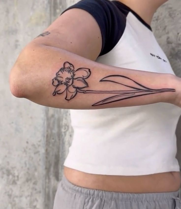 30 Daffodil Tattoo Ideas : Fine Line, Traditional with Name, Birth Flower &#038; Neotraditional Design