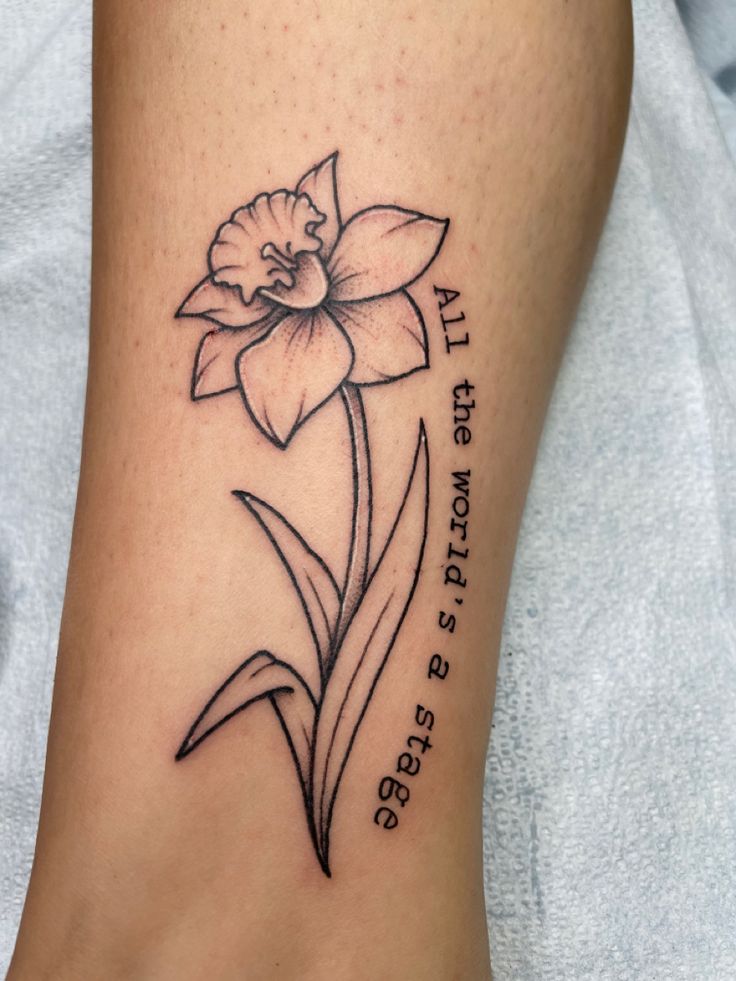 30 Daffodil Tattoo Ideas : Fine Line, Traditional with Name, Birth Flower &#038; Neotraditional Design