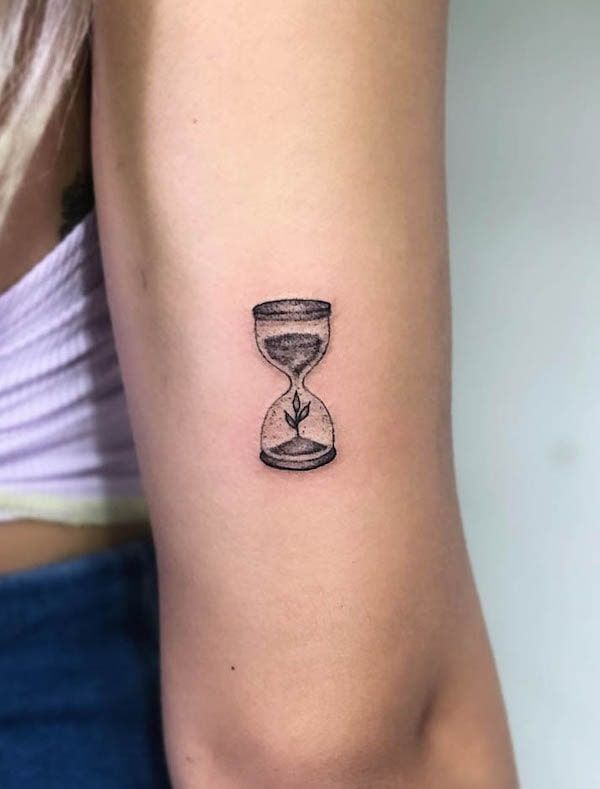 29 Hourglass Tattoo Ideas with Meaningful Designs for Men and Women Minimalist, Feminine, Traditional