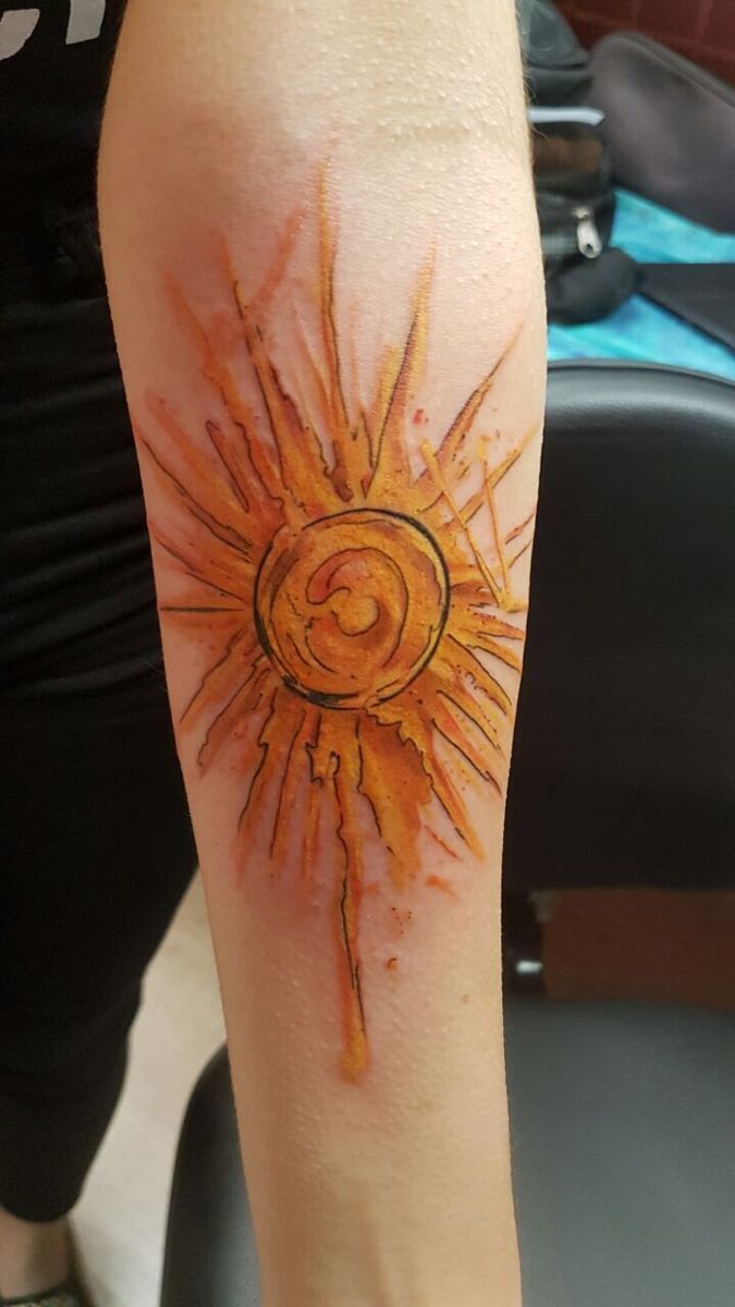 25 Sun Tattoo Ideas  for Men &#038; Women: Unique Designs &#038; Abstract Styles