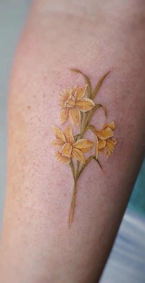 30 Daffodil Tattoo Ideas : Fine Line, Traditional with Name, Birth Flower &#038; Neotraditional Design