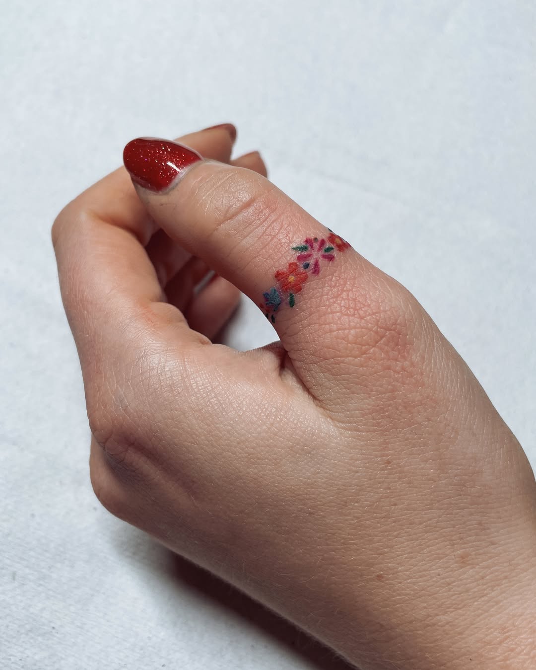 31 Ring Tattoo Ideas: Modern Bands, Meaningful Symbols & Subtle Couples Ink