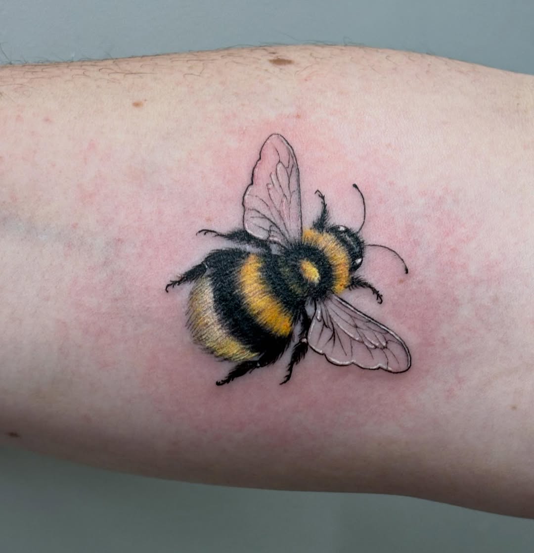 27 Bumble Bee Tattoo Ideas: From Fine-Line Minis to Fuzzy Realism