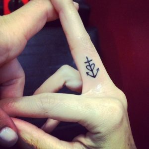 17 Trendy Finger Tattoo Ideas for Women