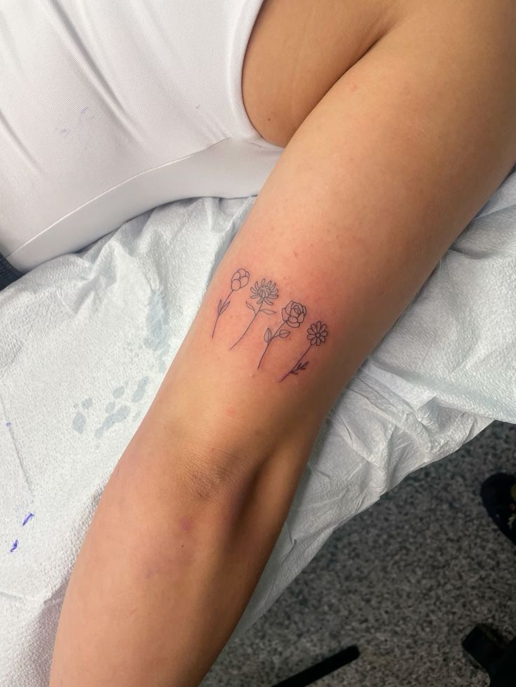 25 September Birth Flower Tattoo Ideas : Aster Designs with Name, Color, Spine, and Memorial Ink Styles