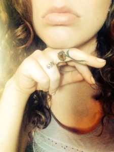 17 Trendy Finger Tattoo Ideas for Women