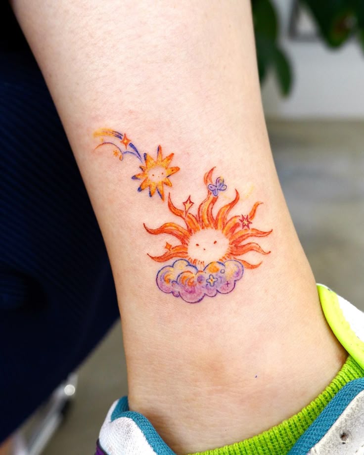 25 Sun Tattoo Ideas  for Men &#038; Women: Unique Designs &#038; Abstract Styles