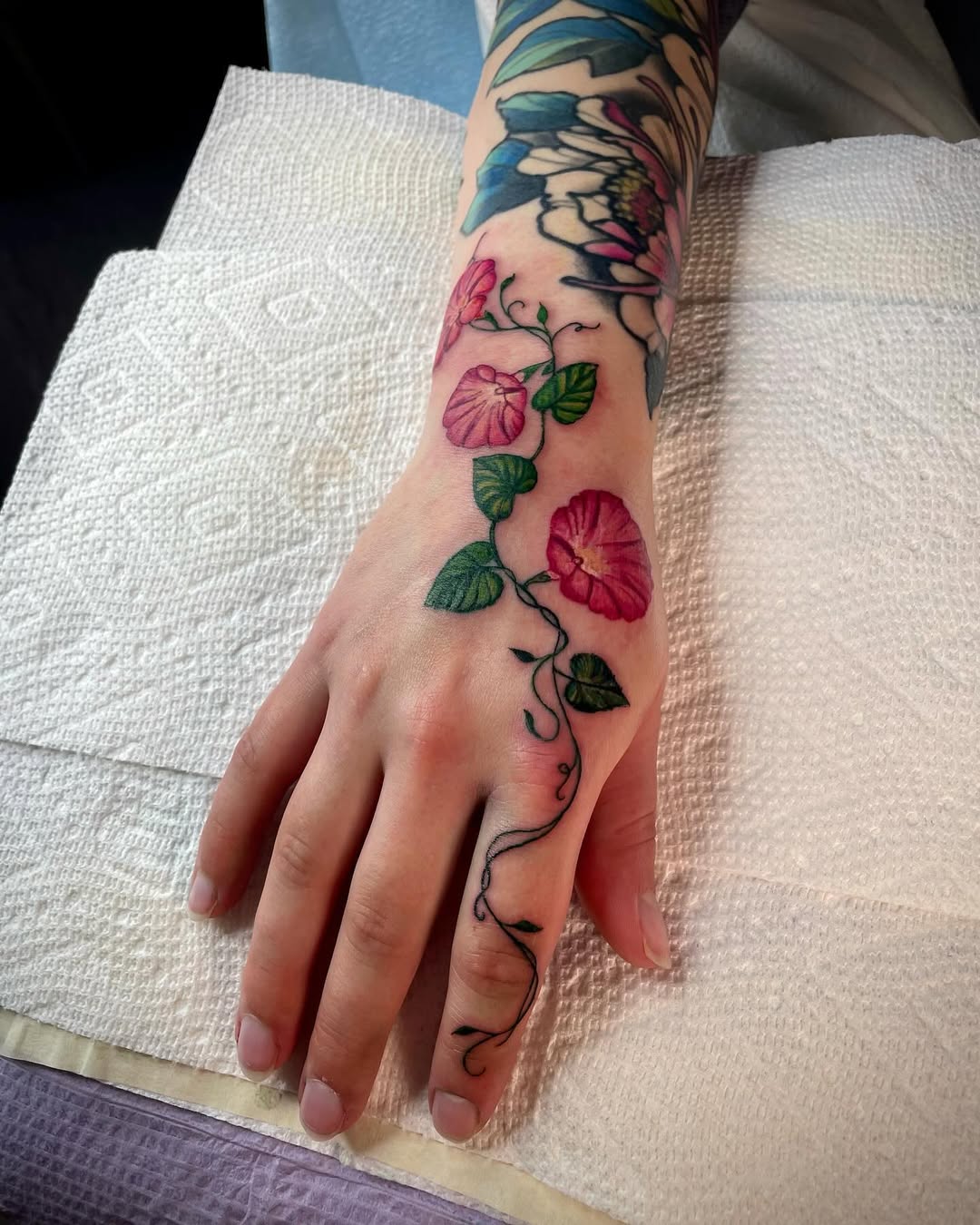 29 Morning Glory Tattoo Ideas: Elegant Vines, Quiet Symbolism, and Wearable Color