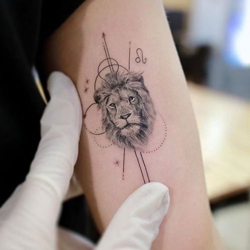 27 Minimalist Lion Tattoo: Subtle Elegance and Symbolism