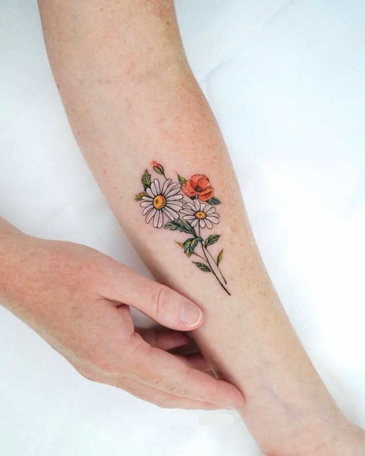 25 Daisy Tattoo Ideas with Fine Line, Watercolor, Minimalist, Stencil, Traditional & Dainty Designs
