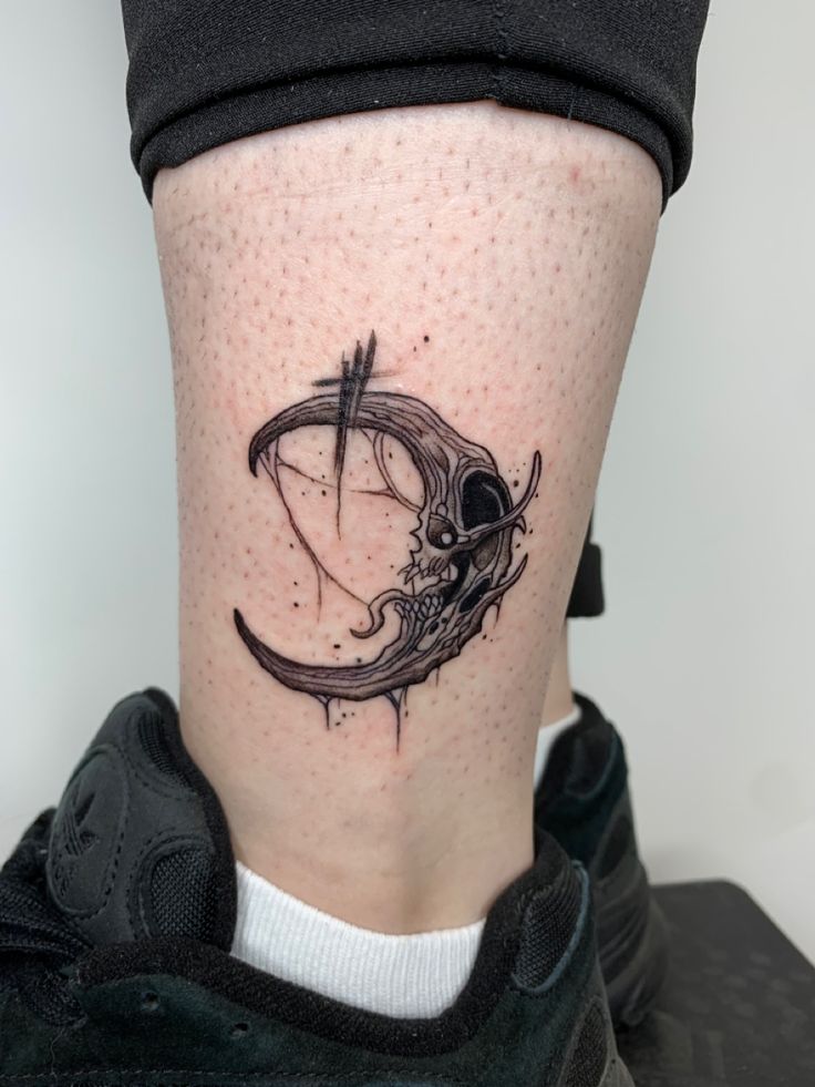 26 Crescent Moon Tattoo Designs : Fine Line, Stencil, Stars, Lotus, Waxing, Waning, American Traditional