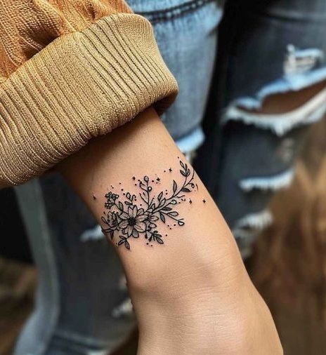 29 Ideas Wrist Tattoo : From Minimalist Statements to Bold Expressions
