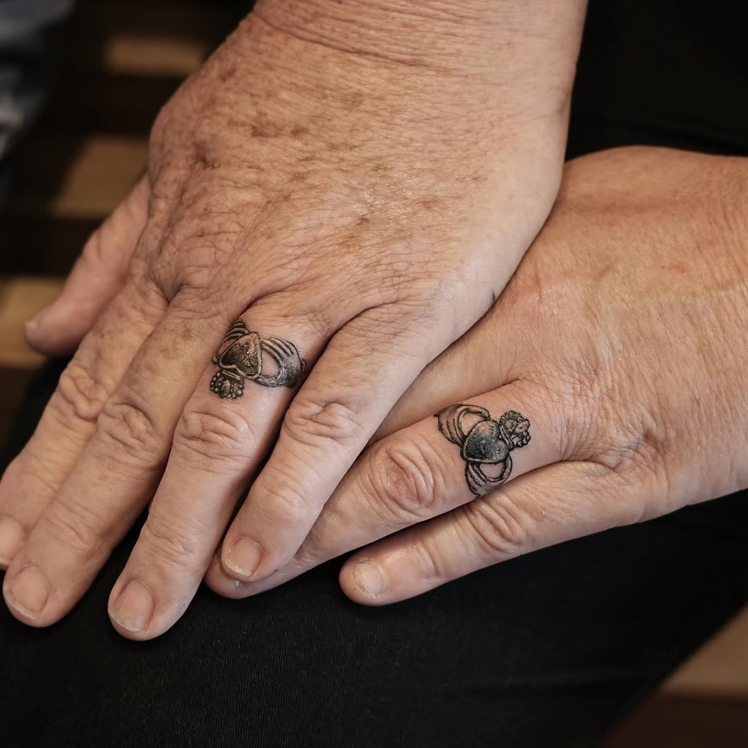 31 Ring Tattoo Ideas: Modern Bands, Meaningful Symbols & Subtle Couples Ink