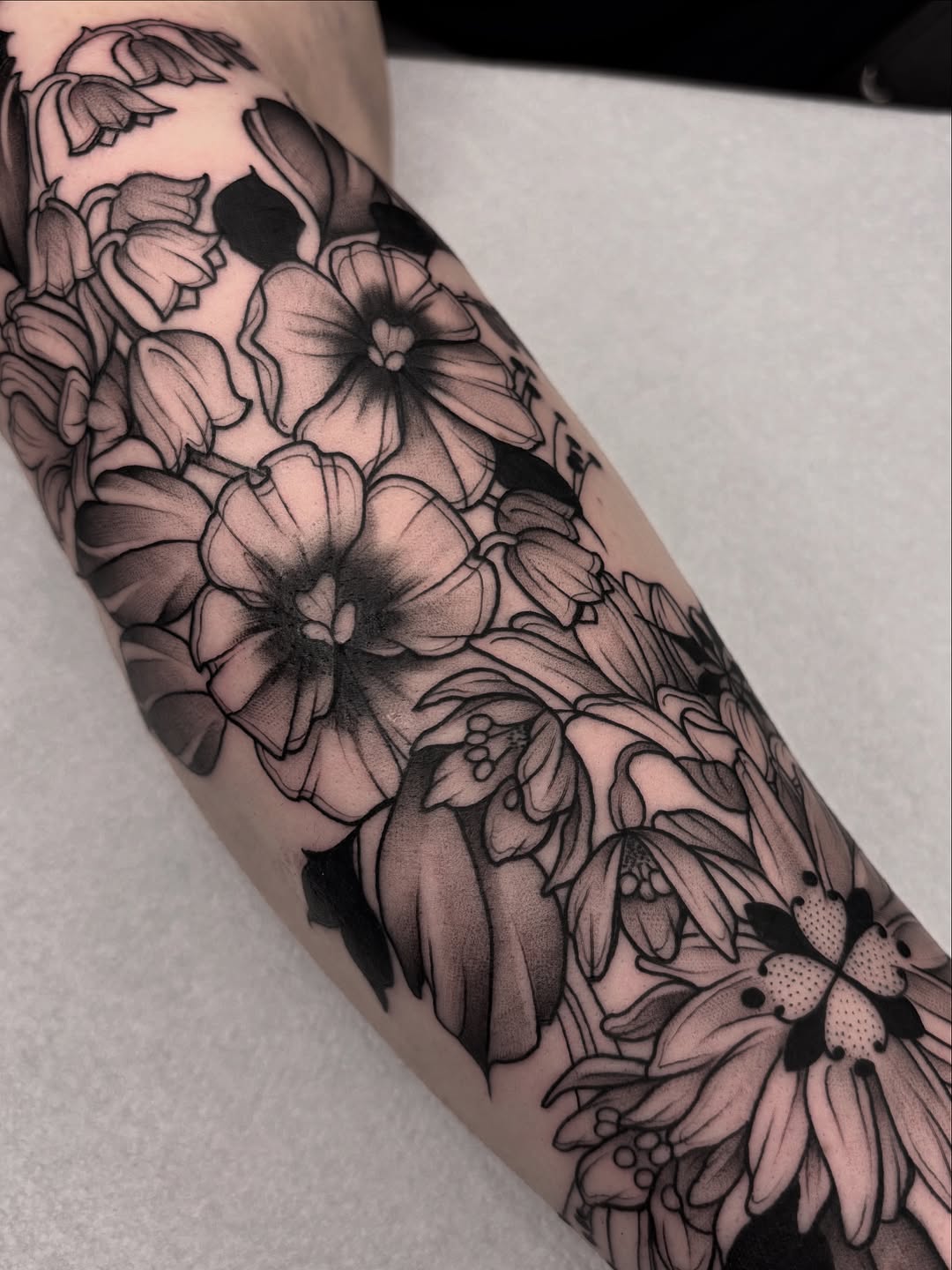 25 September Birth Flower Tattoo Ideas : Aster Designs with Name, Color, Spine, and Memorial Ink Styles