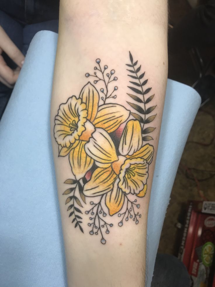30 Daffodil Tattoo Ideas : Fine Line, Traditional with Name, Birth Flower &#038; Neotraditional Design
