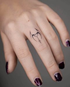 17 Trendy Finger Tattoo Ideas for Women