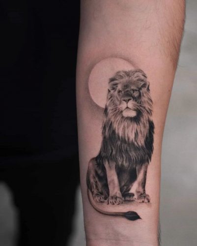 27 Minimalist Lion Tattoo: Subtle Elegance and Symbolism