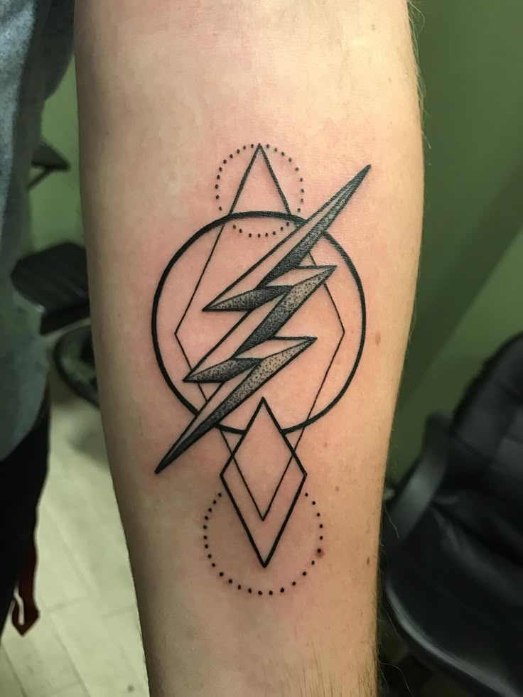 28 Lightning Tattoo Ideas for Men and Women: Arm, Shoulder, Chest, Hand, and Leg Designs