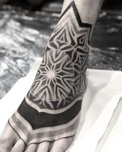 29 Striking Foot Tattoo Ideas for Women