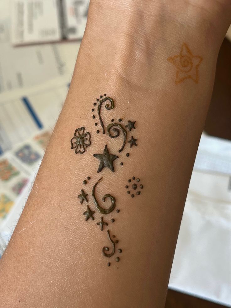 28 Stunning Henna Tattoo Designs for Hand, Arm, Back, and Leg Simple, Cute, Aesthetic Ideas