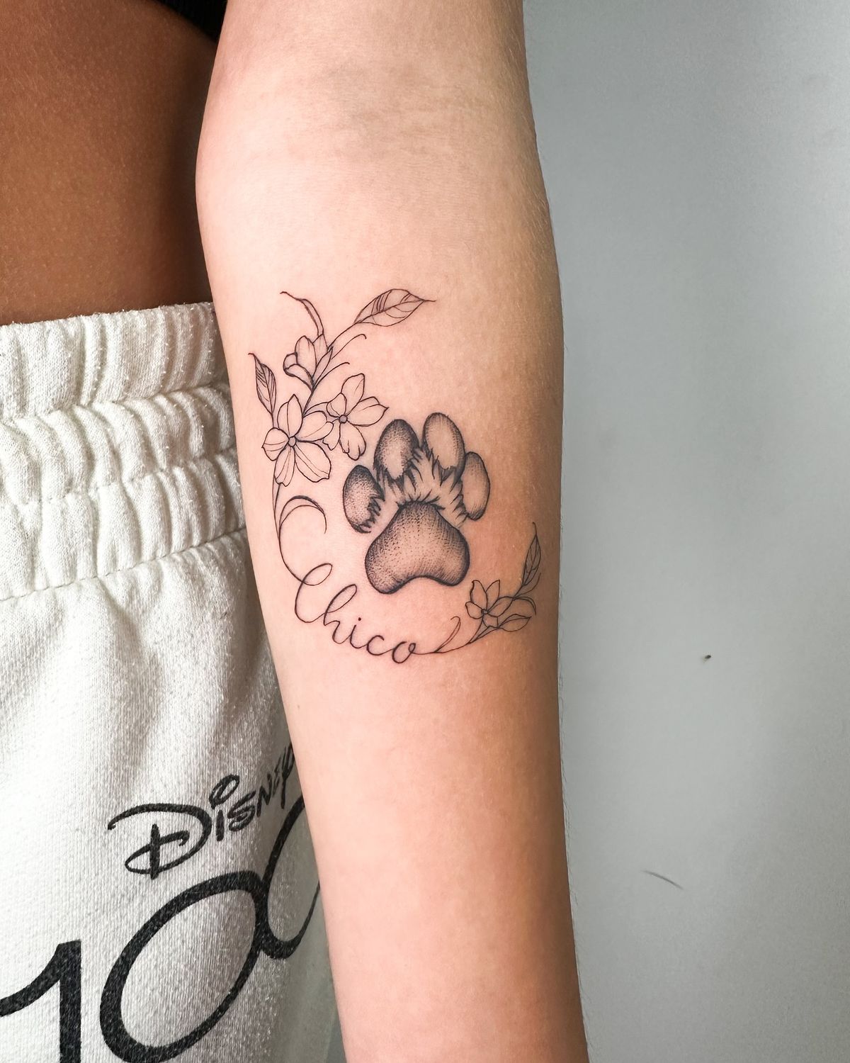 30 Heartfelt Dog Memorial Tattoo Ideas: Unique Paw Prints, Fine Line Portraits & Tiny Tributes