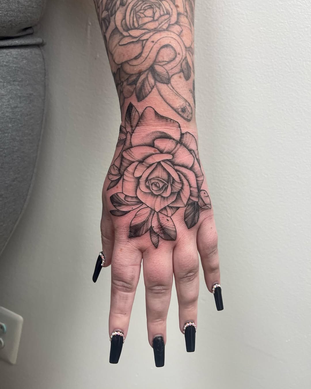 27 Rose Hand Tattoo Ideas: From Classic Black-and-Gray to Bold Narrative Pieces