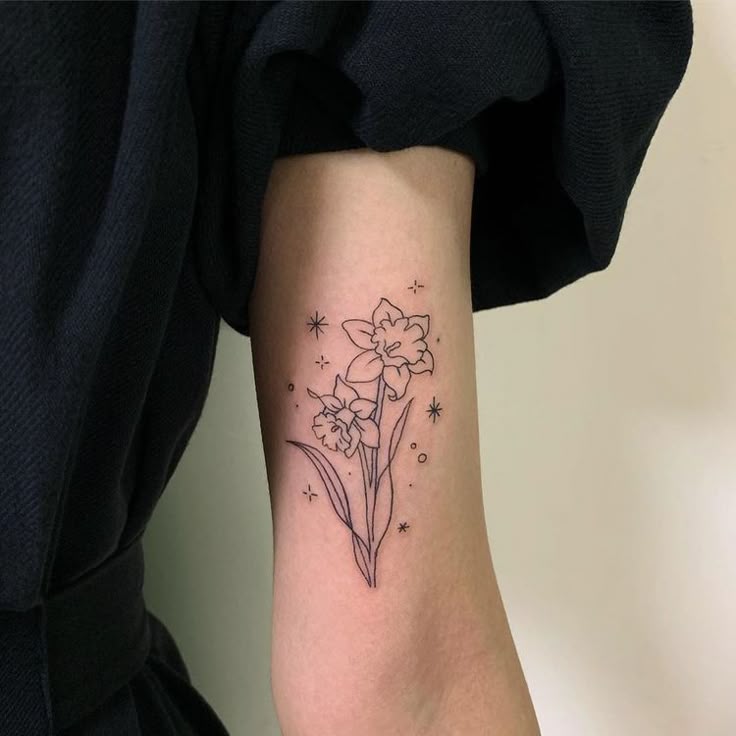 30 Daffodil Tattoo Ideas : Fine Line, Traditional with Name, Birth Flower &#038; Neotraditional Design