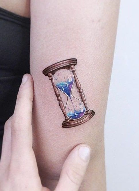 29 Hourglass Tattoo Ideas with Meaningful Designs for Men and Women Minimalist, Feminine, Traditional