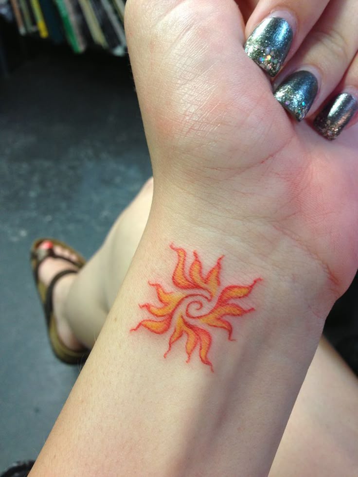 25 Sun Tattoo Ideas  for Men &#038; Women: Unique Designs &#038; Abstract Styles