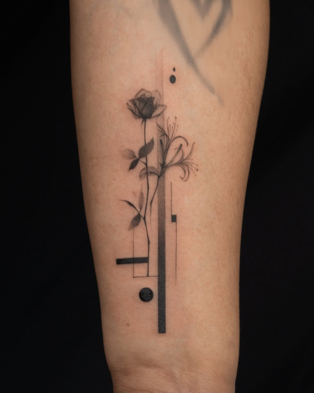 29 Honeysuckle Tattoo Ideas with Fine Line, Neo Traditional, Coral, and American Traditional Designs